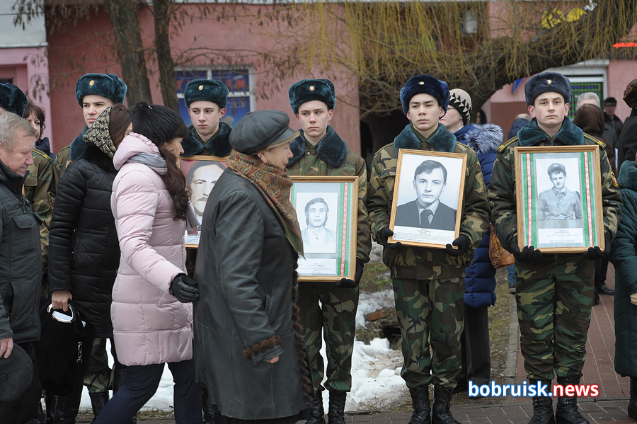 Гвоздики к монументу: в Бобруйске почтили память воинов-интернационалистов