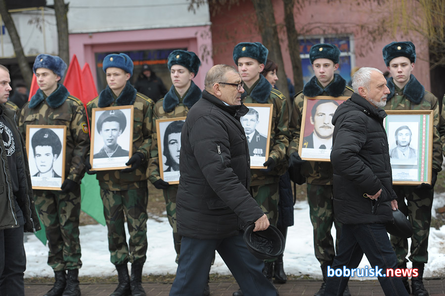 Гвоздики к монументу: в Бобруйске почтили память воинов-интернационалистов