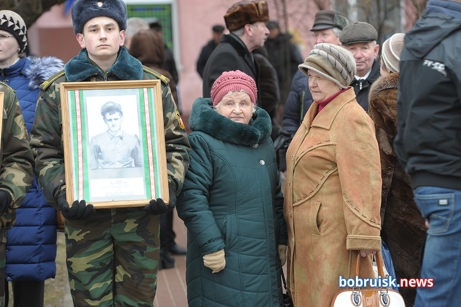 Гвоздики к монументу: в Бобруйске почтили память воинов-интернационалистов