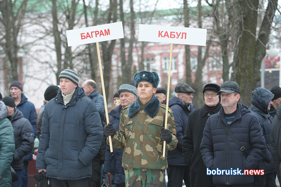 Гвоздики к монументу: в Бобруйске почтили память воинов-интернационалистов