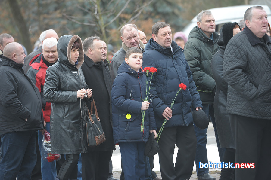 Гвоздики к монументу: в Бобруйске почтили память воинов-интернационалистов