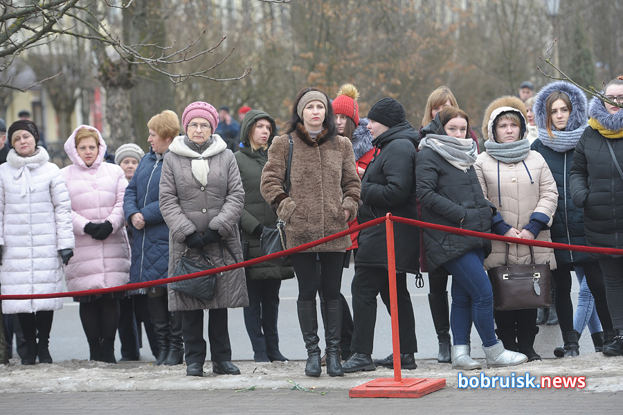 Гвоздики к монументу: в Бобруйске почтили память воинов-интернационалистов