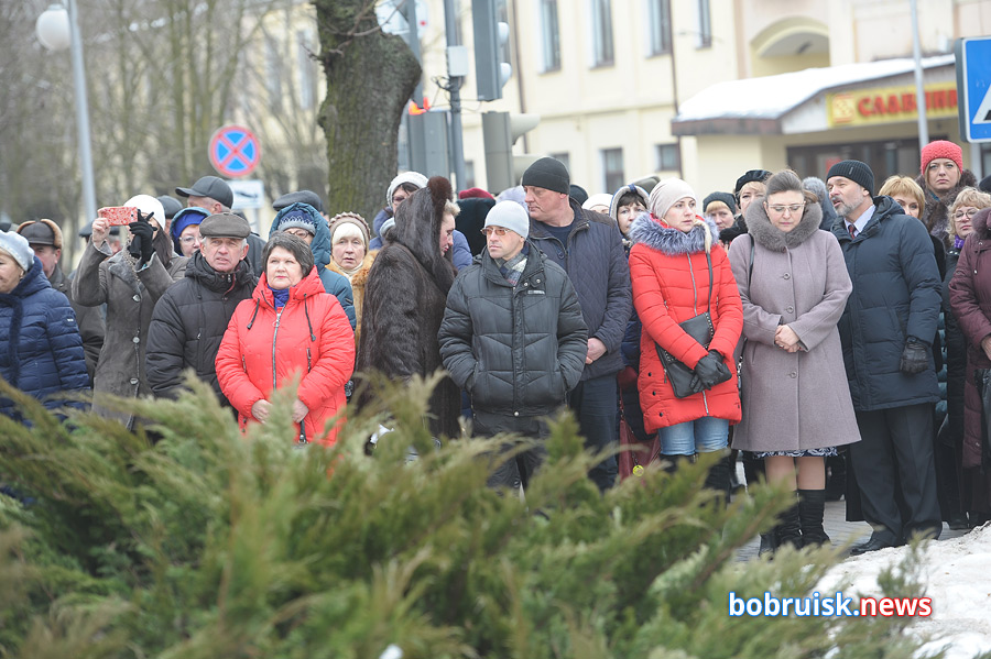 Гвоздики к монументу: в Бобруйске почтили память воинов-интернационалистов