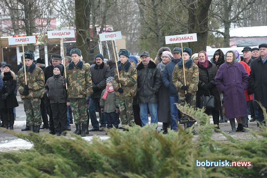 Гвоздики к монументу: в Бобруйске почтили память воинов-интернационалистов