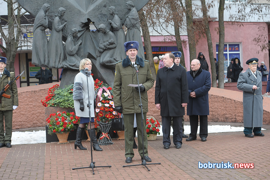 Гвоздики к монументу: в Бобруйске почтили память воинов-интернационалистов