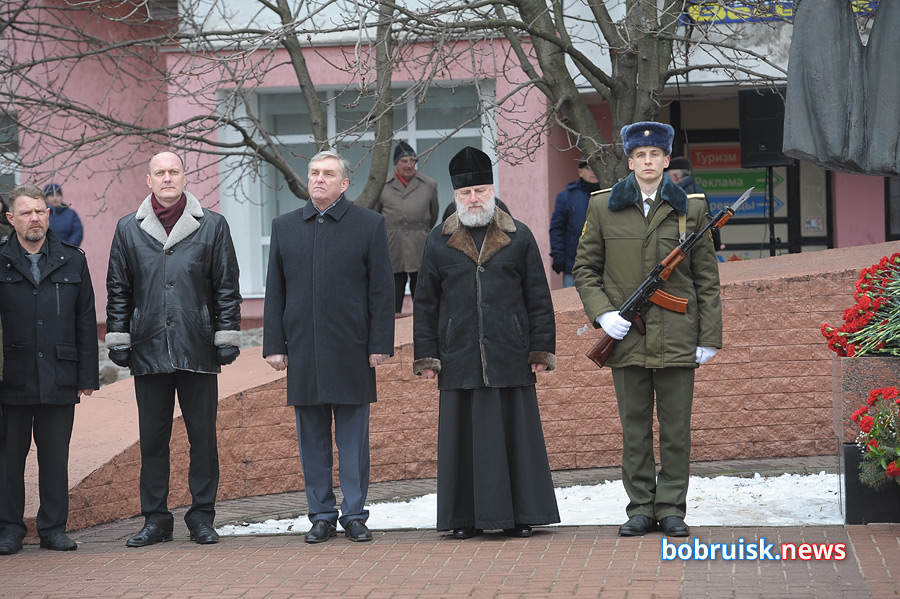 Гвоздики к монументу: в Бобруйске почтили память воинов-интернационалистов
