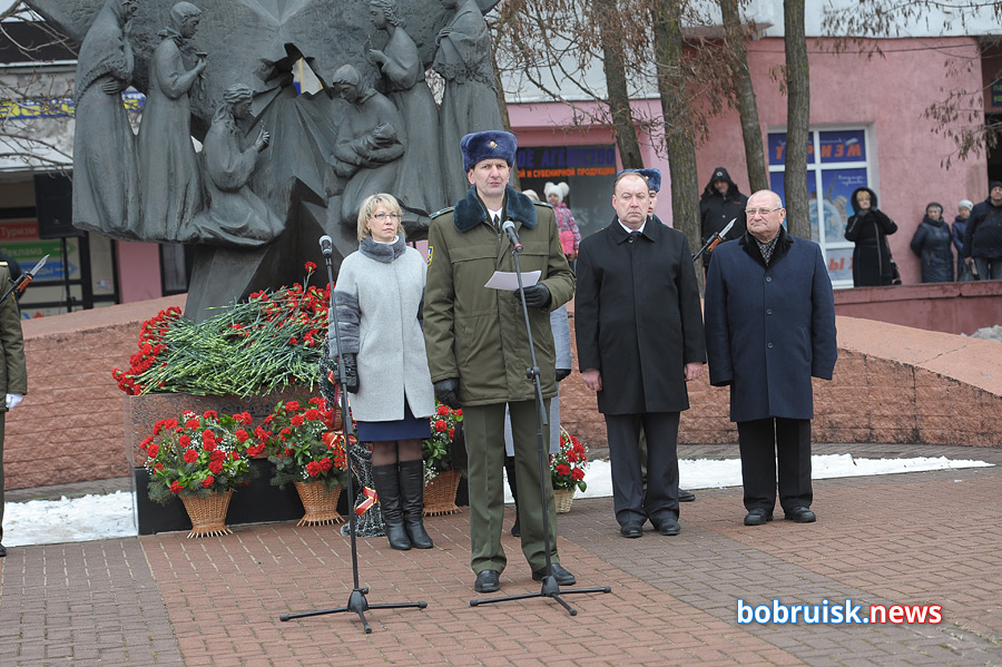 Гвоздики к монументу: в Бобруйске почтили память воинов-интернационалистов