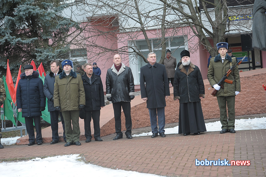 Гвоздики к монументу: в Бобруйске почтили память воинов-интернационалистов
