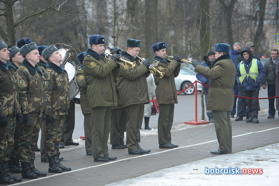 Гвоздики к монументу: в Бобруйске почтили память воинов-интернационалистов