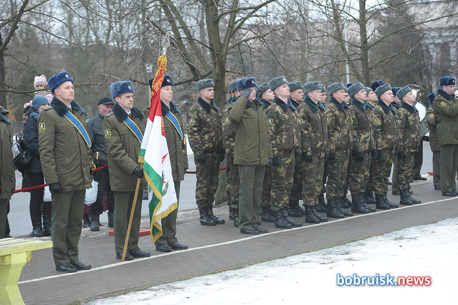 Гвоздики к монументу: в Бобруйске почтили память воинов-интернационалистов