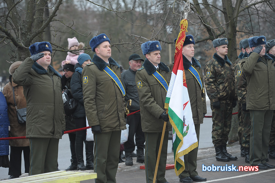 Гвоздики к монументу: в Бобруйске почтили память воинов-интернационалистов