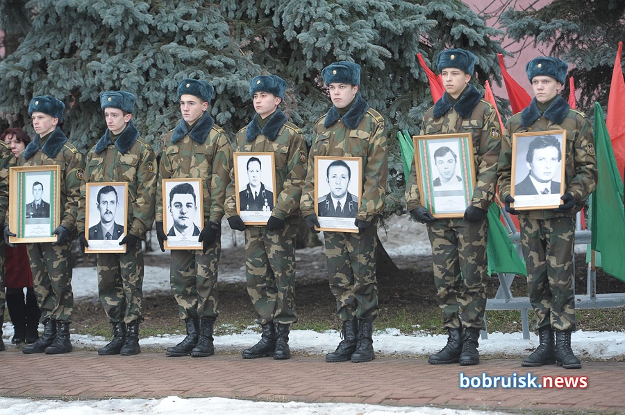 Гвоздики к монументу: в Бобруйске почтили память воинов-интернационалистов