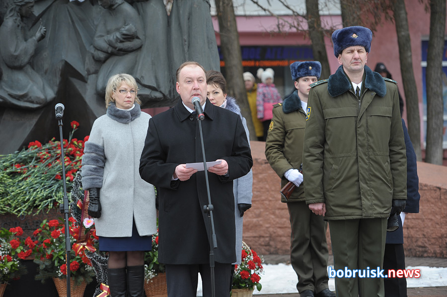 Гвоздики к монументу: в Бобруйске почтили память воинов-интернационалистов