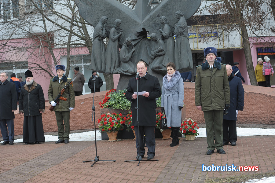 Гвоздики к монументу: в Бобруйске почтили память воинов-интернационалистов