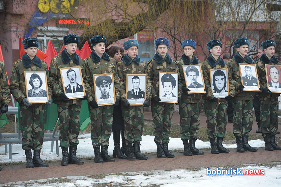 Гвоздики к монументу: в Бобруйске почтили память воинов-интернационалистов