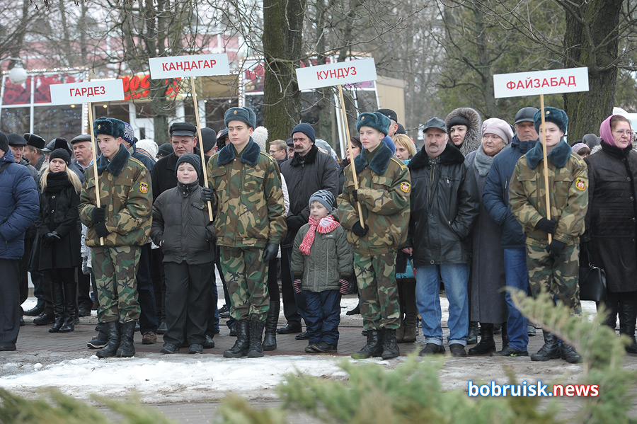 Гвоздики к монументу: в Бобруйске почтили память воинов-интернационалистов