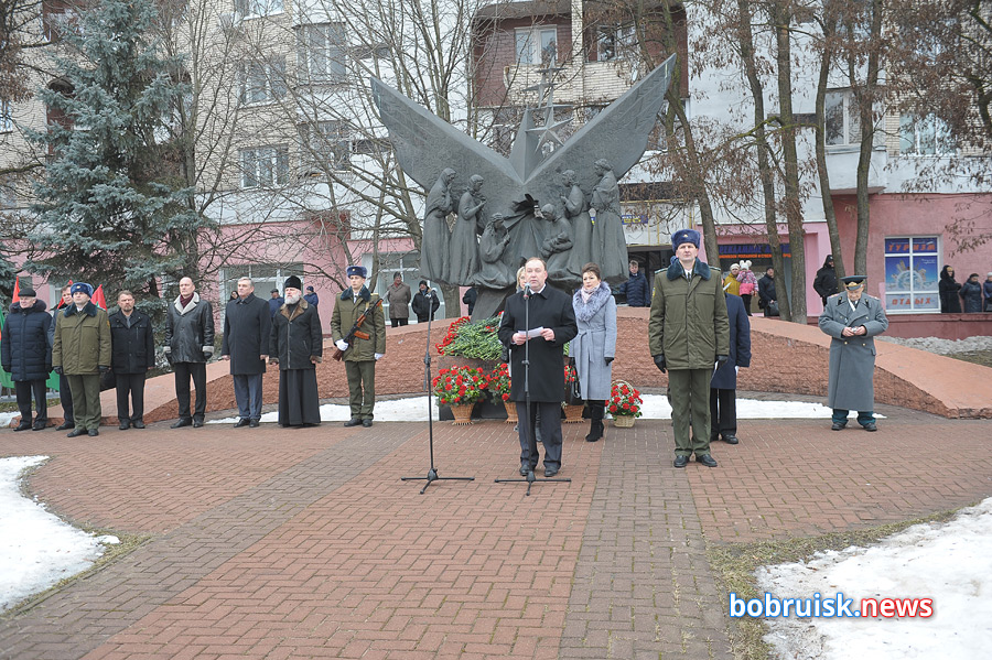 Гвоздики к монументу: в Бобруйске почтили память воинов-интернационалистов