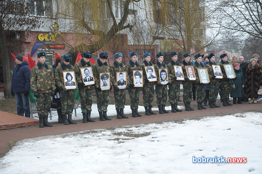 Гвоздики к монументу: в Бобруйске почтили память воинов-интернационалистов