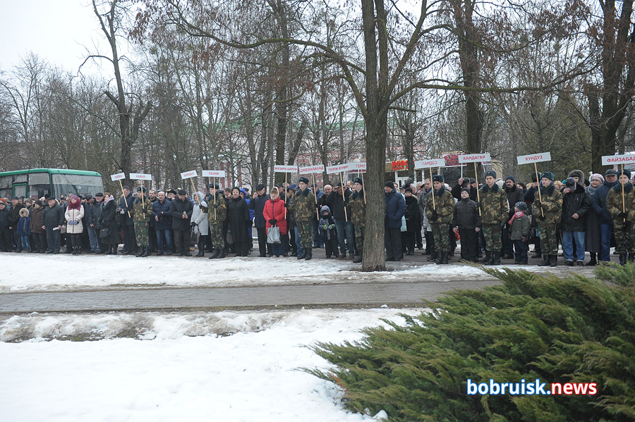 Гвоздики к монументу: в Бобруйске почтили память воинов-интернационалистов