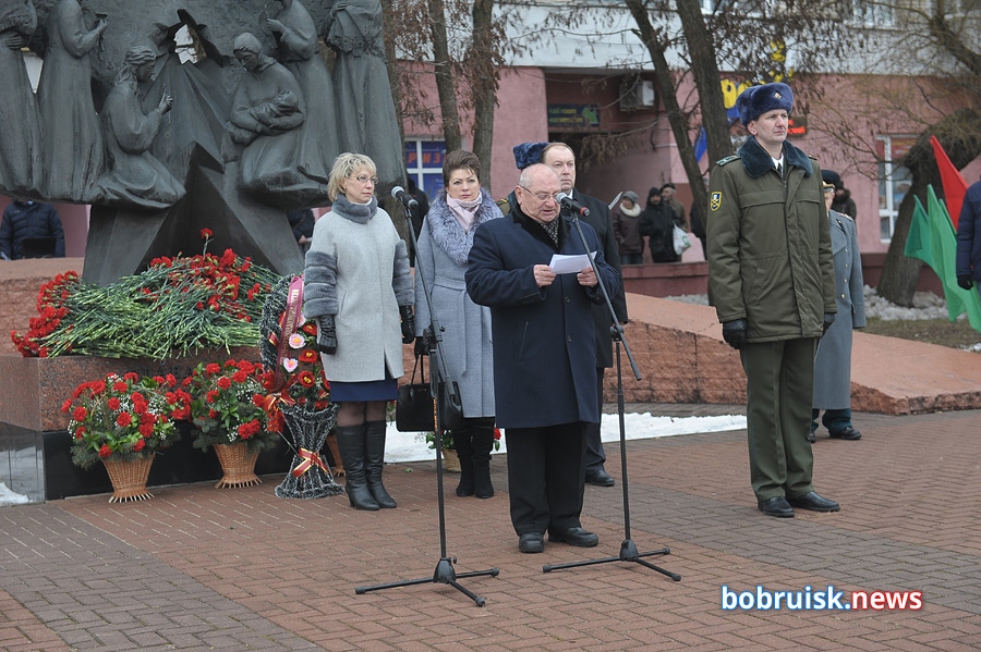 Гвоздики к монументу: в Бобруйске почтили память воинов-интернационалистов