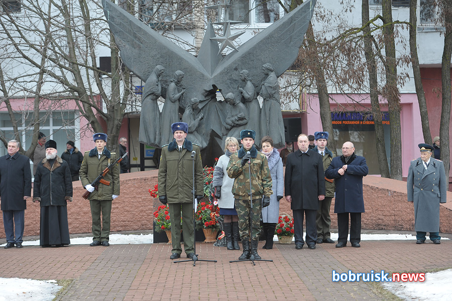 Гвоздики к монументу: в Бобруйске почтили память воинов-интернационалистов