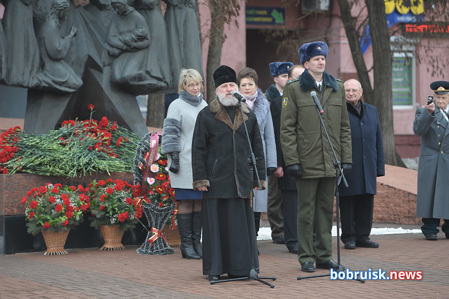 Гвоздики к монументу: в Бобруйске почтили память воинов-интернационалистов