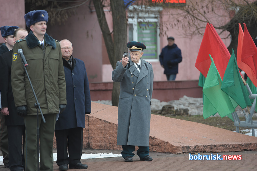 Гвоздики к монументу: в Бобруйске почтили память воинов-интернационалистов