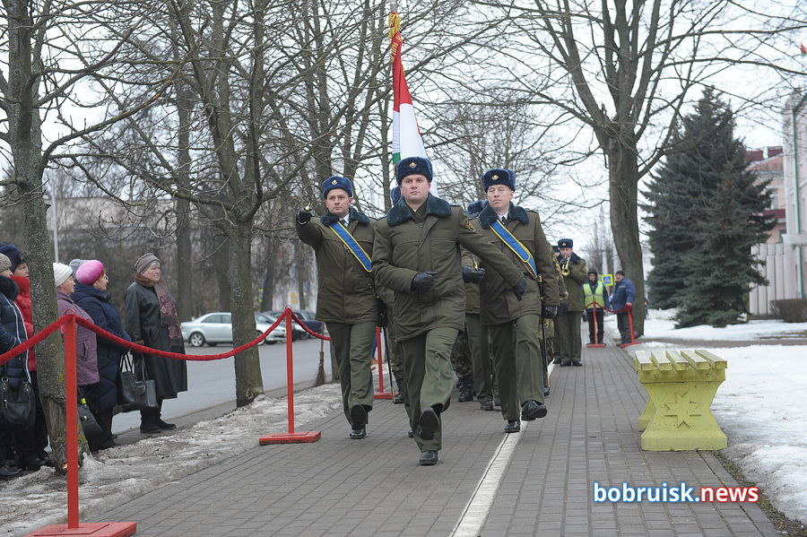 Гвоздики к монументу: в Бобруйске почтили память воинов-интернационалистов