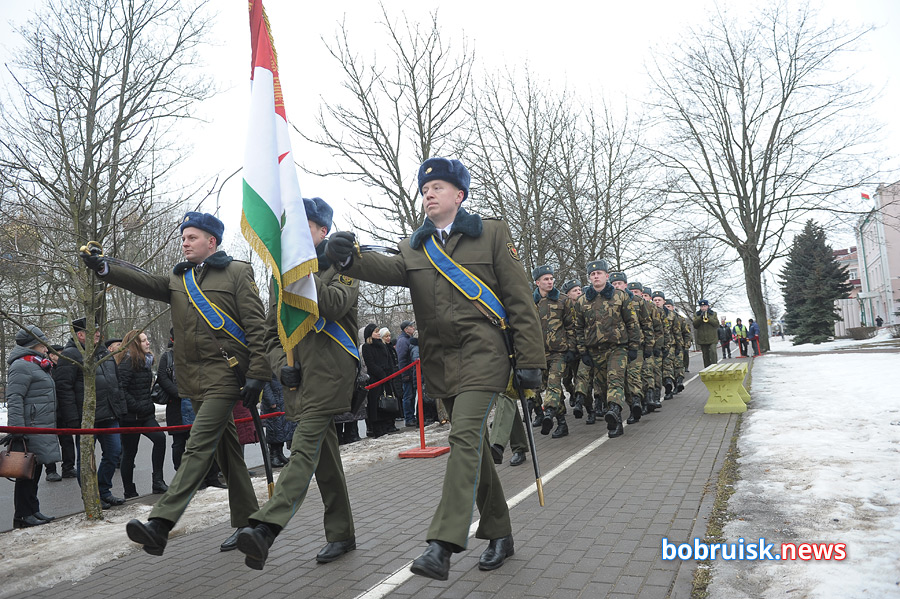 Гвоздики к монументу: в Бобруйске почтили память воинов-интернационалистов