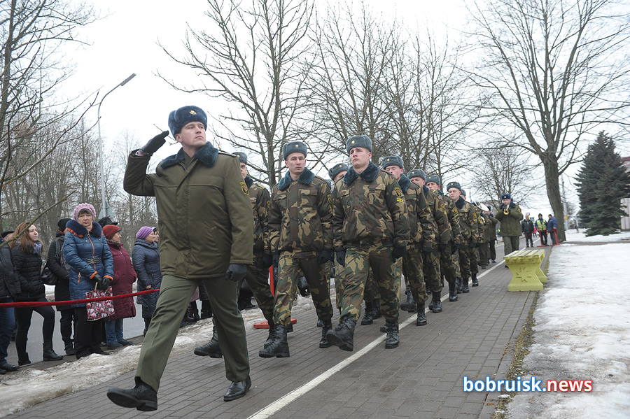 Гвоздики к монументу: в Бобруйске почтили память воинов-интернационалистов