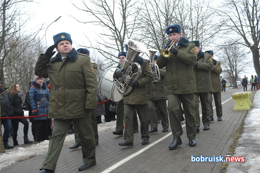 Гвоздики к монументу: в Бобруйске почтили память воинов-интернационалистов