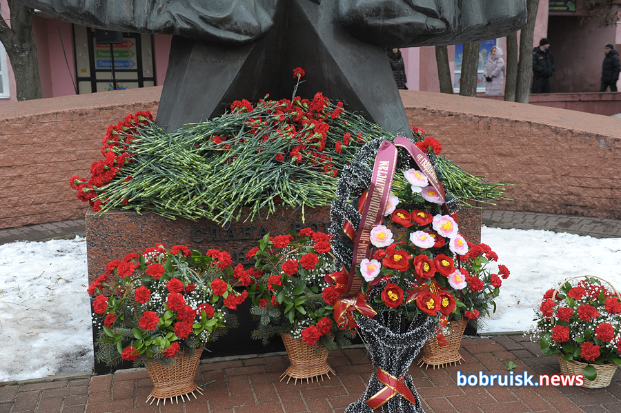 Гвоздики к монументу: в Бобруйске почтили память воинов-интернационалистов