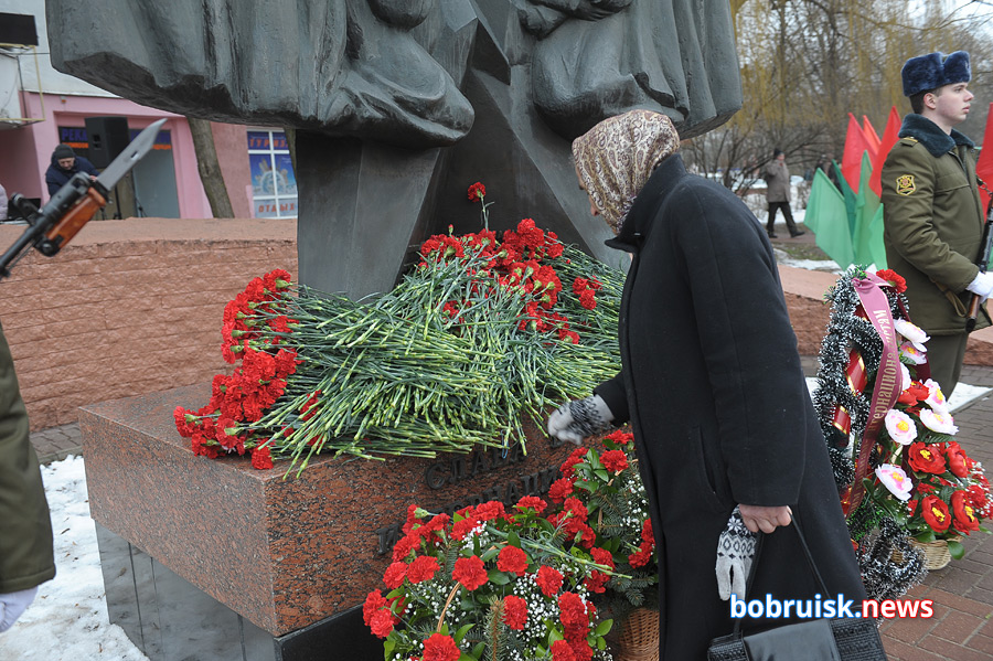 Гвоздики к монументу: в Бобруйске почтили память воинов-интернационалистов