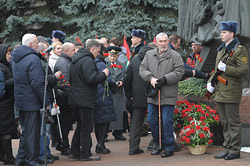 Гвоздики к монументу: в Бобруйске почтили память воинов-интернационалистов