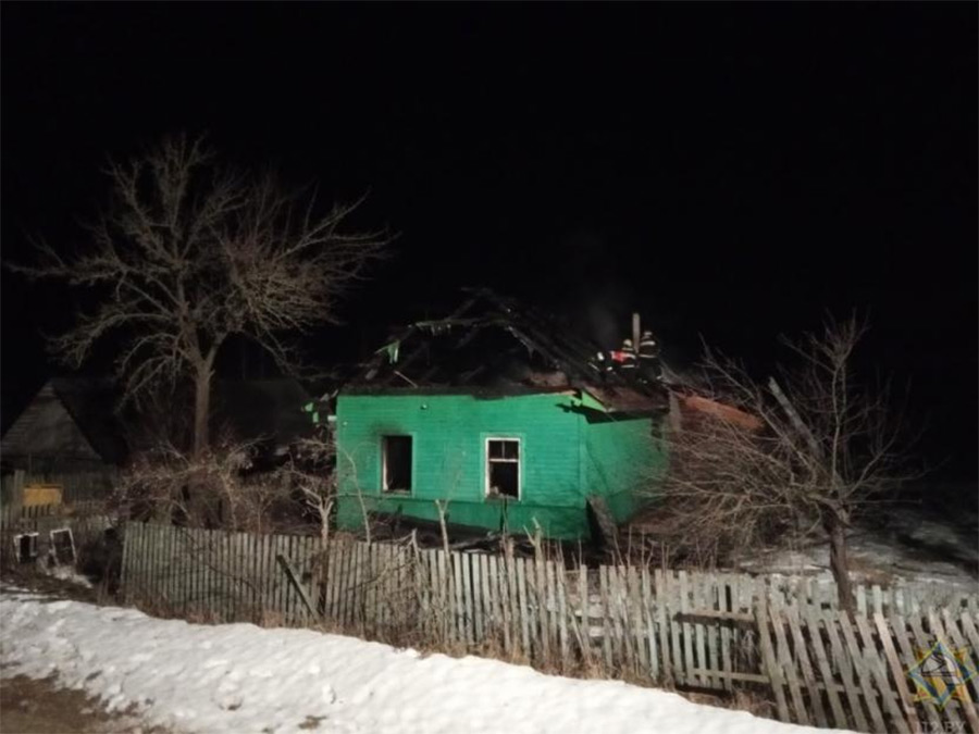 Два человека погибли ночью на пожаре в Кировске