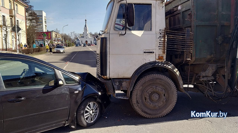 Авария в Бобруйске: мусоровоз столкнулся с легковушкой