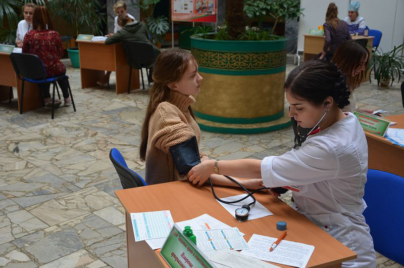 В День Конституции юным бобруйчанам измерили давление