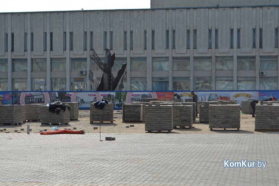 Площадь у Дворца искусств: снова ремонт?