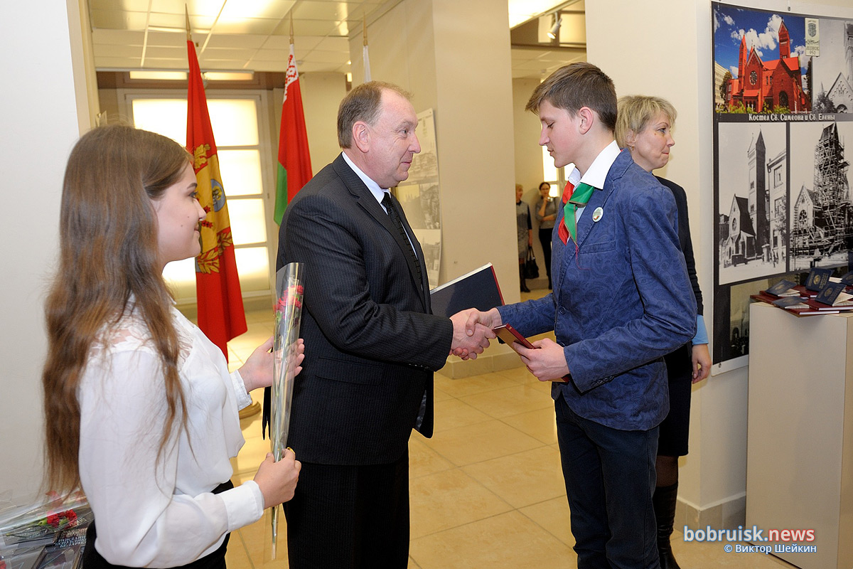 Лучшие школьники Бобруйска получили главный документ 
