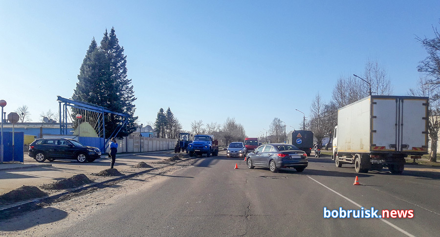 Первый упал. В Бобруйске столкнулись легковушка и мотоцикл