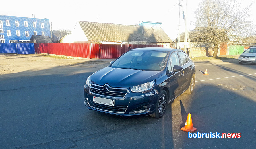 Первый упал. В Бобруйске столкнулись легковушка и мотоцикл