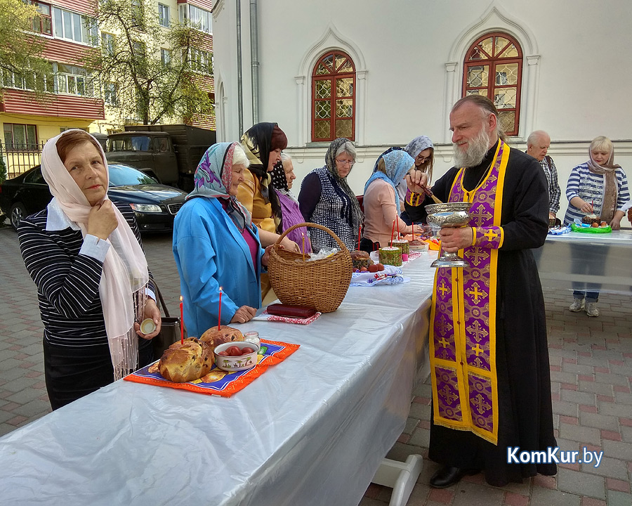 В предпасхальную Великую субботу тысячи бобруйчан отправились в храмы, чтобы освятить праздничные угощения – красивые куличи, яйца и другие продукты, которыми будет украшен пасхальный стол.