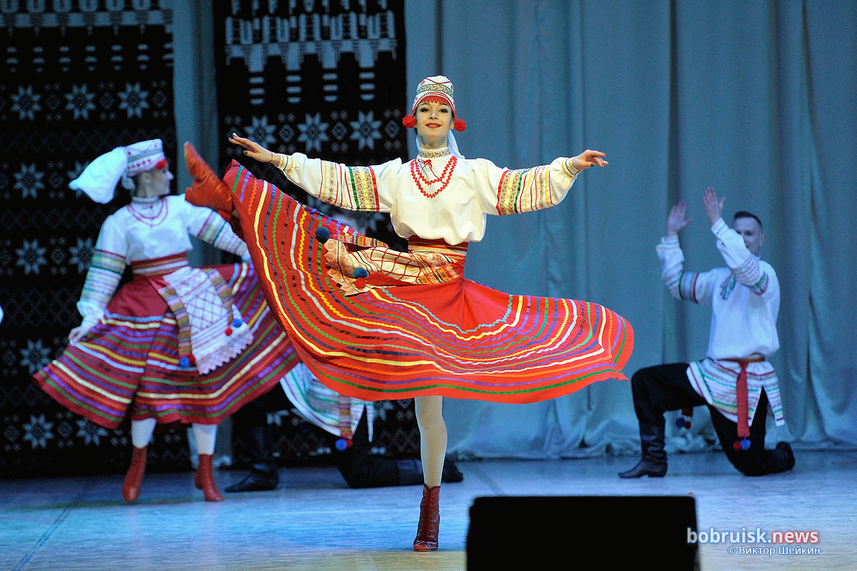 Коллективы «Кукушечка» и «Россы» подтверждали звания «Заслуженный любительский коллектив Республики Беларусь» на сцене Дворца искусств.