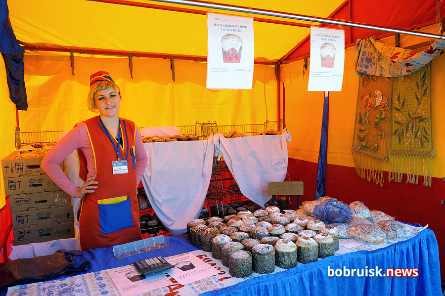 Бобруйчане готовятся к Пасхе: праздничная ярмарка на Социалистической