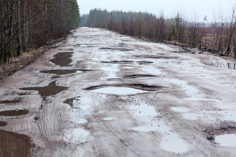 Пенсионер сам отремонтировал дорогу: чиновники его оштрафовали