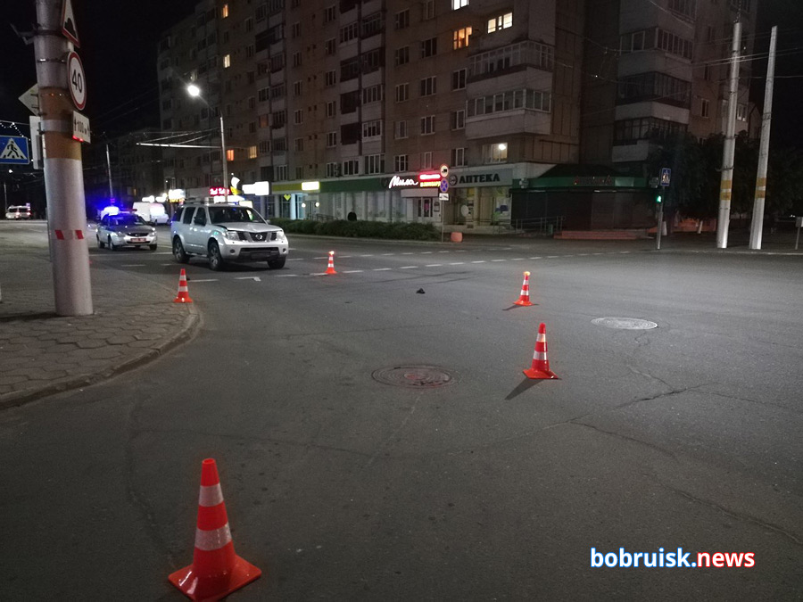 На улице Минской Nissan сбил женщину. Ее вещи разбросало по тротуару