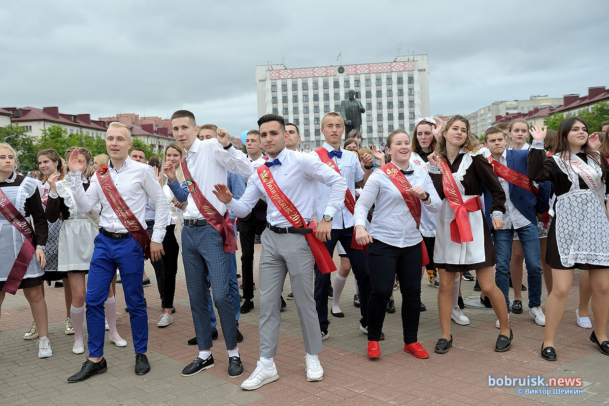 Фоторепортаж с шествия выпускников - 2019. Часть 2. Площадь Ленина. (182 фото)