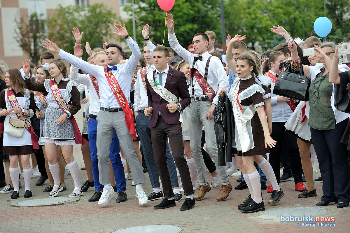 Фоторепортаж с шествия выпускников - 2019. Часть 2. Площадь Ленина. (182 фото)