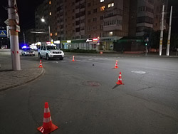 На улице Минской Nissan сбил женщину. Ее вещи разбросало по проезжей части