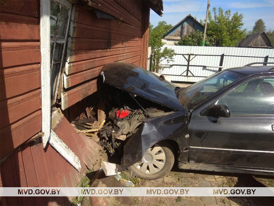 В Осиповичском районе пьяный мужчина угнал Peugeot и врезался на нем в жилой дом